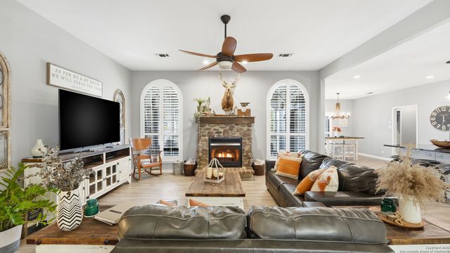 226 Broken Arrow, Floresville, TX 78114