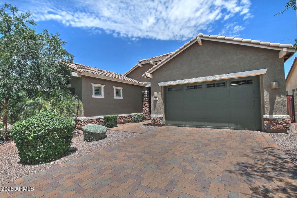 924 E DUMBARTON Avenue, Gilbert, AZ 85298 — photo 3