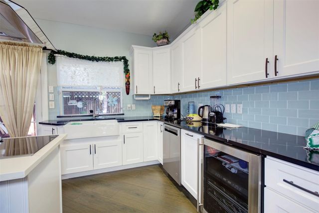 840 Threadneedle Street E 208, Houston, TX 77079