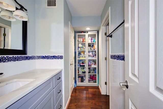 840 Threadneedle Street E 208, Houston, TX 77079