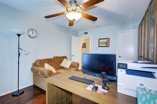 840 Threadneedle Street E 208, Houston, TX 77079