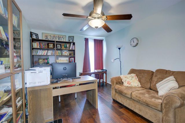 840 Threadneedle Street E 208, Houston, TX 77079