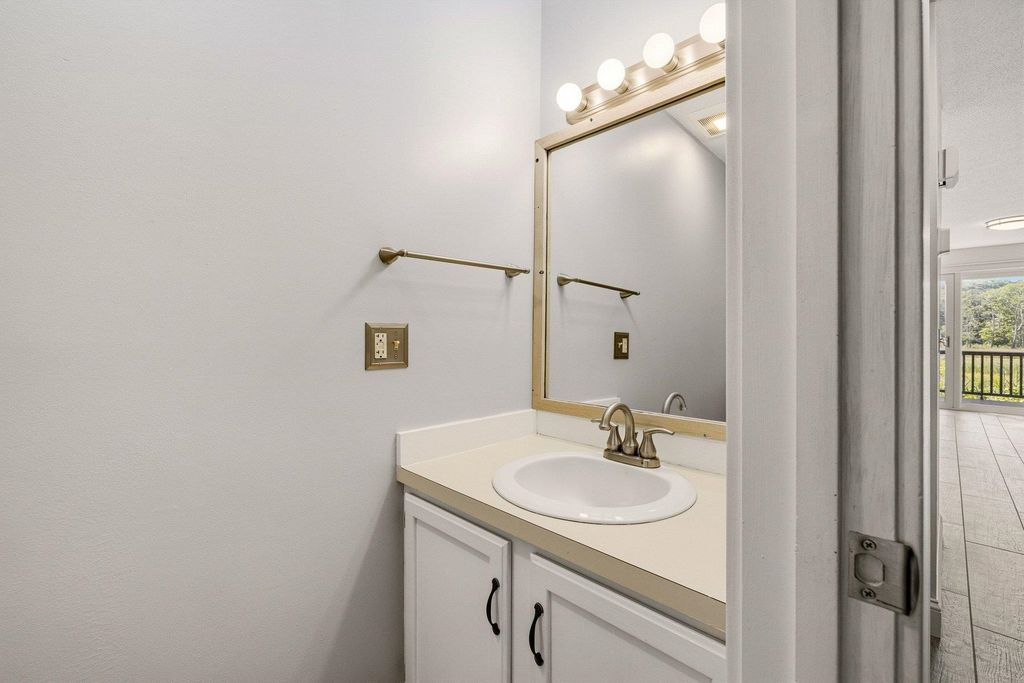 Image 17 of property listing at 107 Dunvegan Woods Drive, Hampton, NH 03842