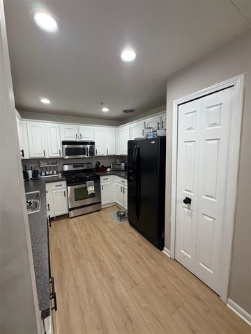 16896 Farmington Road, Livonia, MI 48154