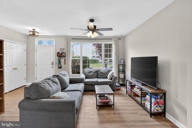 9438 BLACK HAWK CT, Manassas Park, VA 20111
