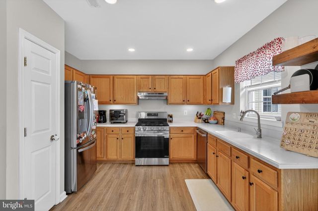 9438 BLACK HAWK CT, Manassas Park, VA 20111