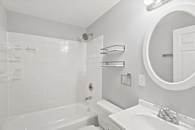 13 Cross Street 11, Chelmsford, MA 01863