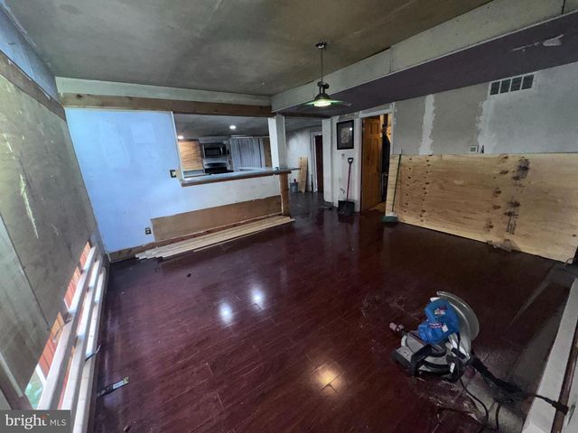 33 MAIN ST, Pennsville, NJ 08070