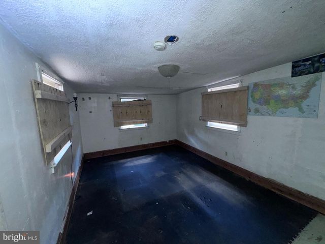 33 MAIN ST, Pennsville, NJ 08070