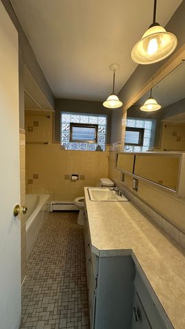 6118 W Gunnison Street 1, Chicago, IL 60630
