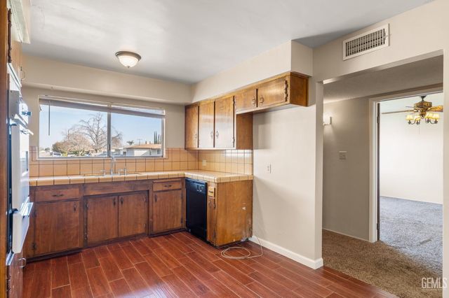 10801 Baron Avenue, Bakersfield, CA 93312