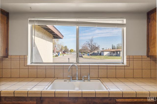 10801 Baron Avenue, Bakersfield, CA 93312