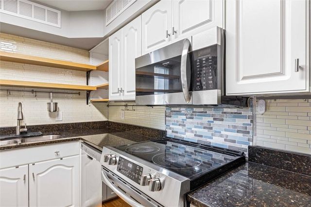 4056 Warwick Boulevard 3, Kansas City, MO 64111