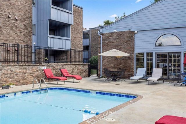 4056 Warwick Boulevard 3, Kansas City, MO 64111