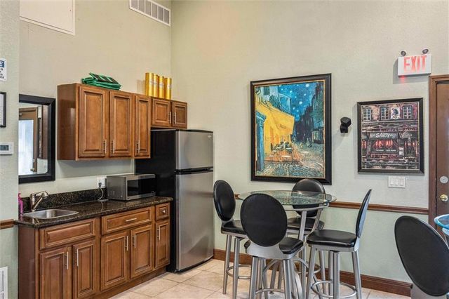 4056 Warwick Boulevard 3, Kansas City, MO 64111