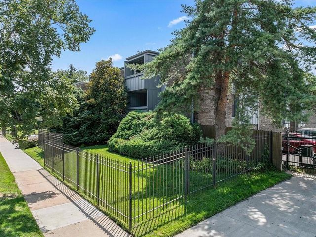 4056 Warwick Boulevard 3, Kansas City, MO 64111