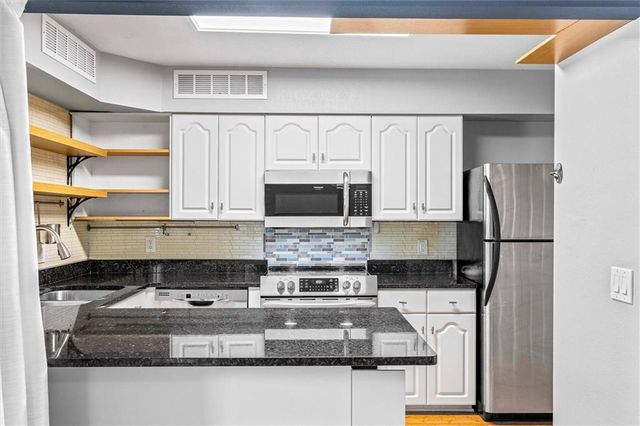 4056 Warwick Boulevard 3, Kansas City, MO 64111