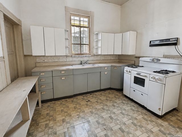 2419 W HOUSTON ST, San Antonio, TX 78207