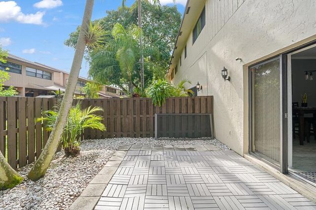 7620 NW 79th Avenue J8, Tamarac, FL 33321