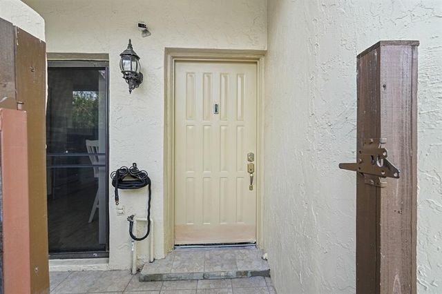 7620 NW 79th Avenue J8, Tamarac, FL 33321