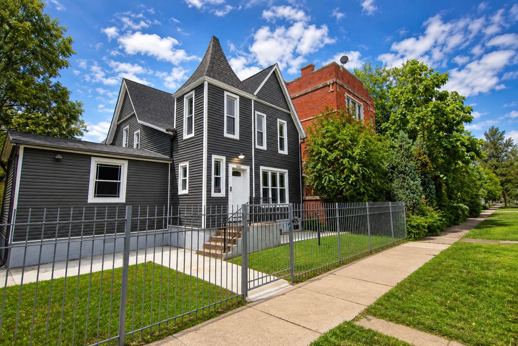 7527 S Stewart Avenue 1, Chicago, IL 60620