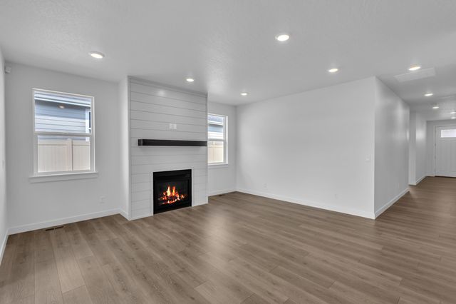 1231 N High Desert Dr, Deer Park, WA 99006