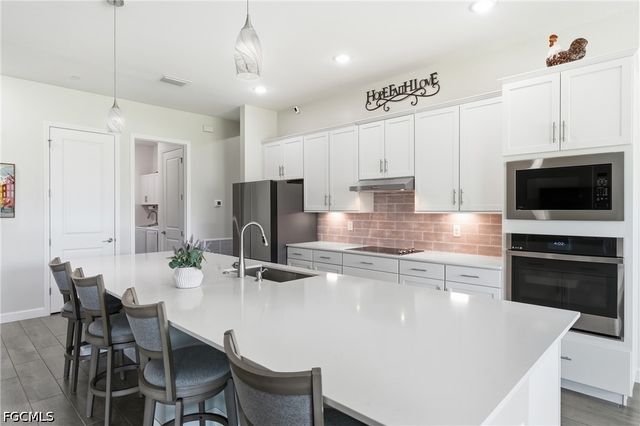 17040 Serengeti CIR, Alva, FL 33920