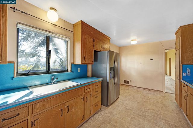 557 Summit Dr, Pinole, CA 94564