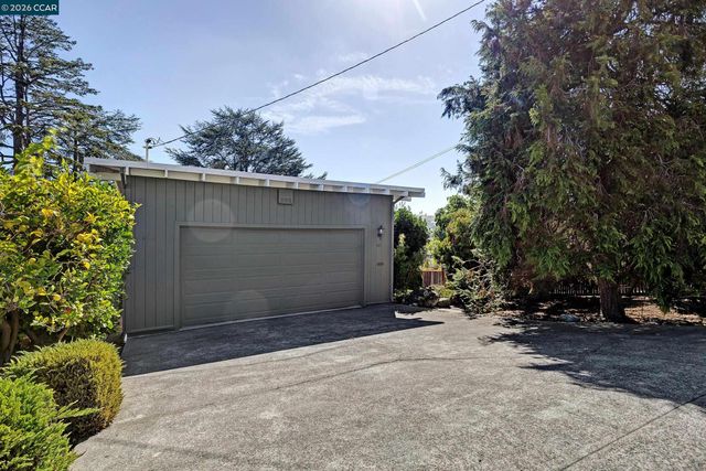 557 Summit Dr, Pinole, CA 94564