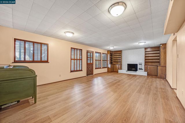 557 Summit Dr, Pinole, CA 94564