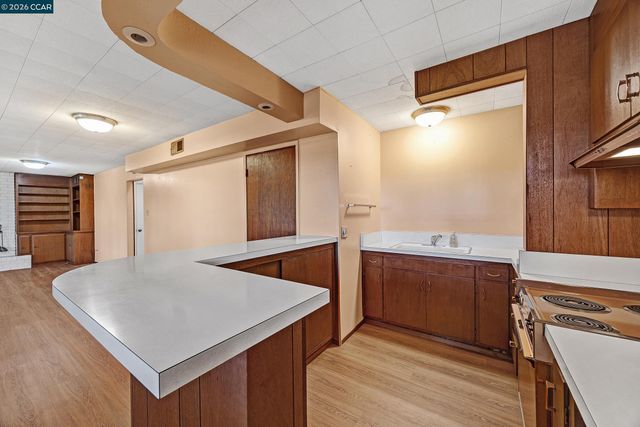 557 Summit Dr, Pinole, CA 94564