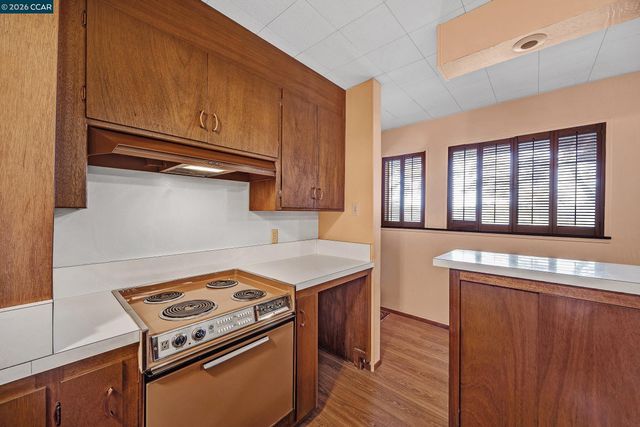 557 Summit Dr, Pinole, CA 94564