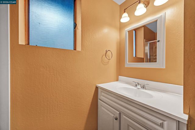 557 Summit Dr, Pinole, CA 94564