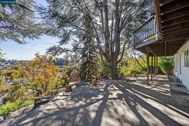 557 Summit Dr, Pinole, CA 94564