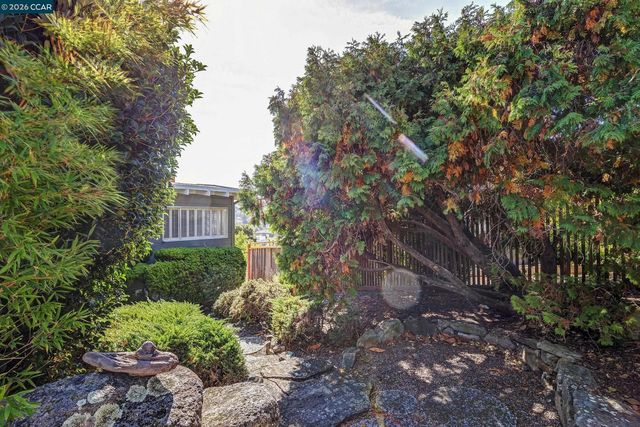557 Summit Dr, Pinole, CA 94564