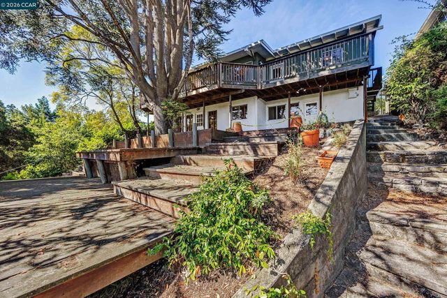 557 Summit Dr, Pinole, CA 94564