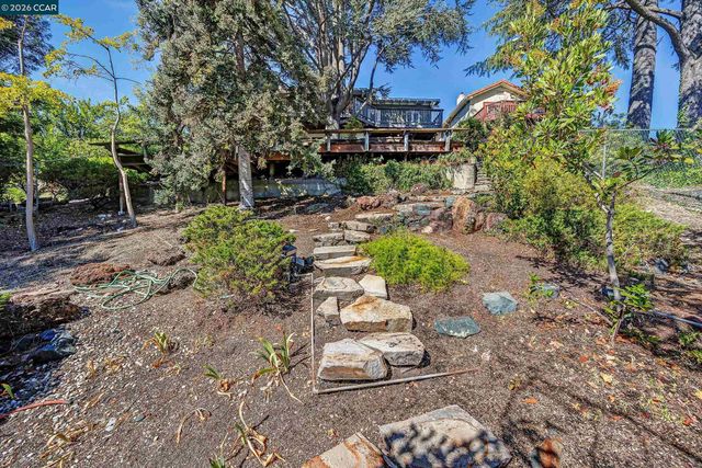 557 Summit Dr, Pinole, CA 94564
