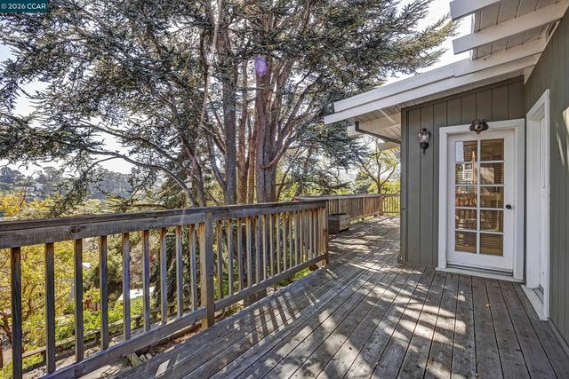 557 Summit Dr, Pinole, CA 94564