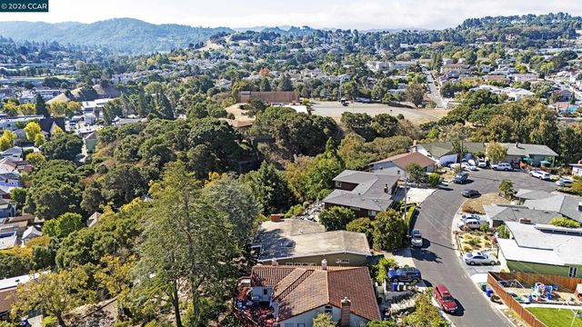 557 Summit Dr, Pinole, CA 94564