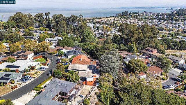 557 Summit Dr, Pinole, CA 94564