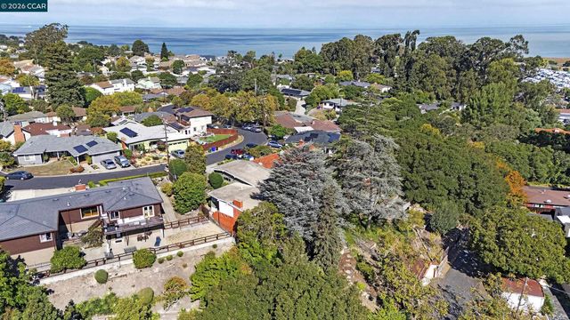 557 Summit Dr, Pinole, CA 94564