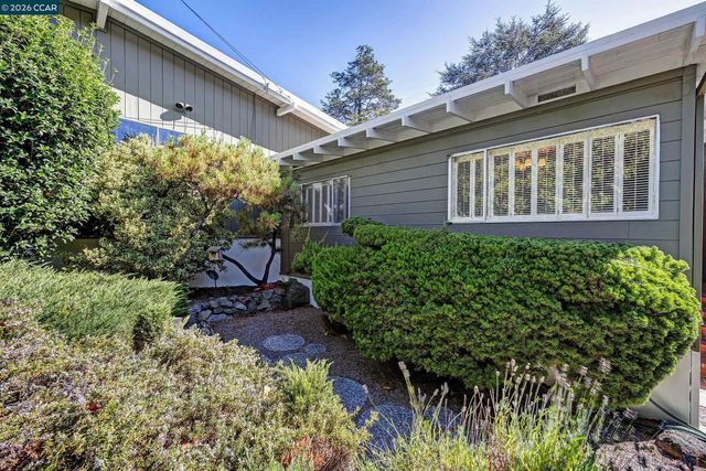 557 Summit Dr, Pinole, CA 94564