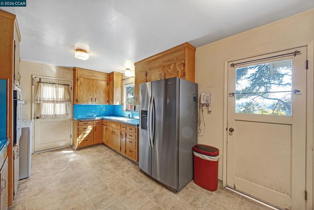 557 Summit Dr, Pinole, CA 94564