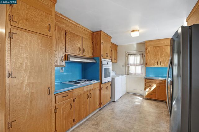 557 Summit Dr, Pinole, CA 94564