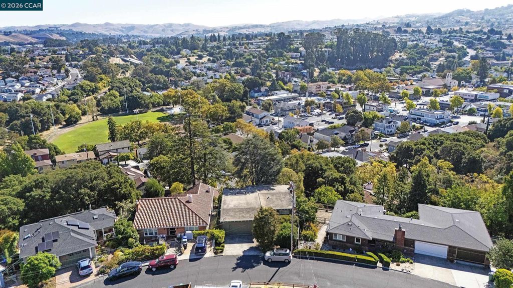557 Summit Dr, Pinole, CA 94564
