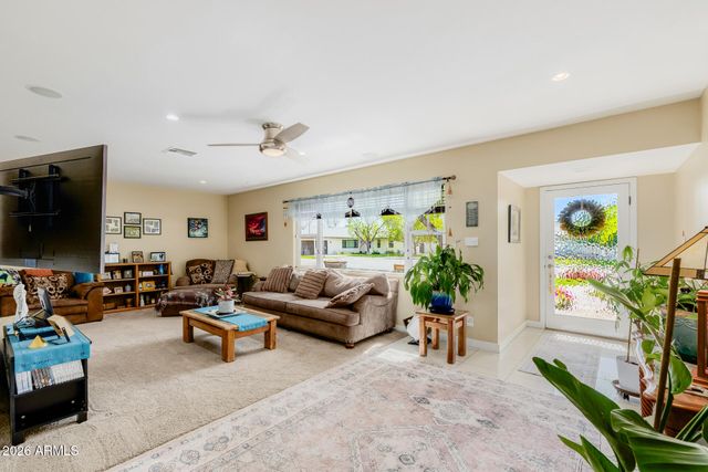 4942 E WHITTON Avenue, Phoenix, AZ 85018