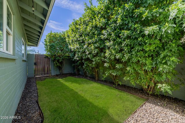 4942 E WHITTON Avenue, Phoenix, AZ 85018