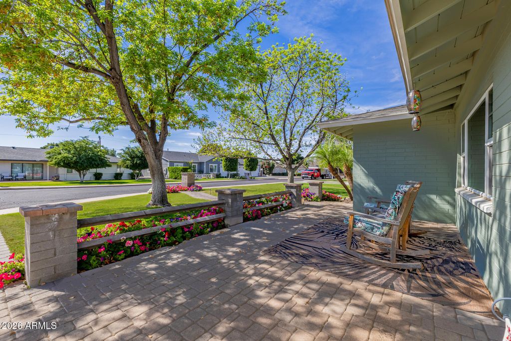 Image 11 of property listing at 4942 E WHITTON Avenue, Phoenix, AZ 85018