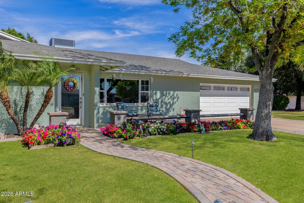 Image 12 of property listing at 4942 E WHITTON Avenue, Phoenix, AZ 85018