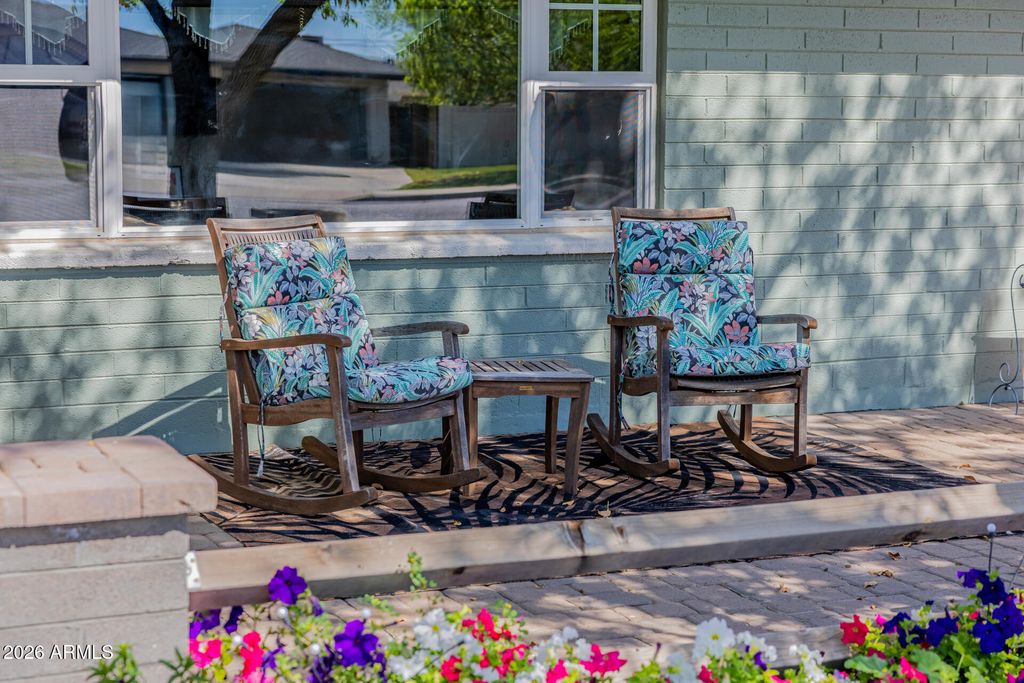 Image 13 of property listing at 4942 E WHITTON Avenue, Phoenix, AZ 85018